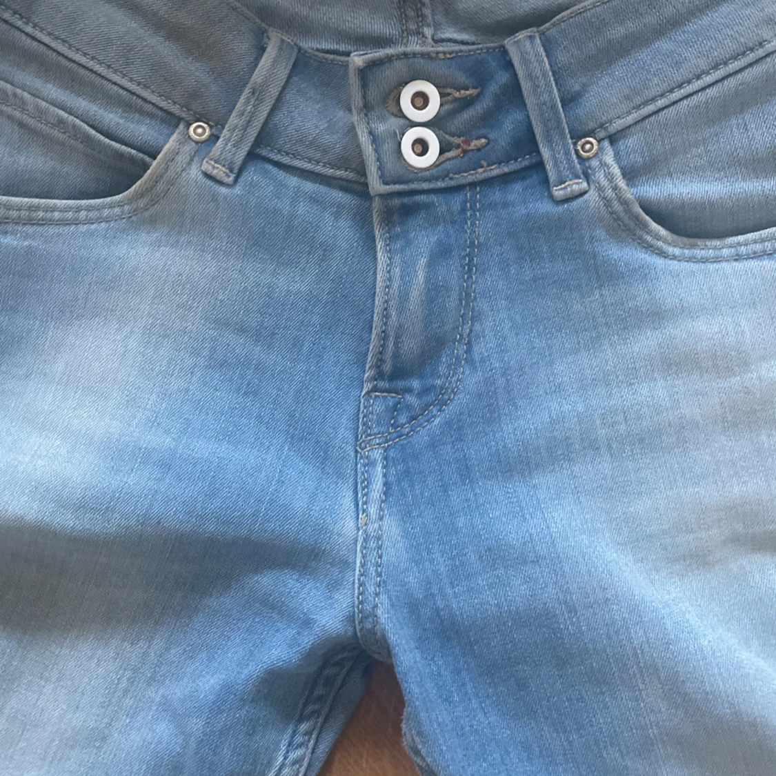 Lågmidjade ljusblå slitna jeans från Lee - 1