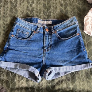 Jeans shorts  - Använda jeans shorts i storlek 34. Är i jätte bra sick från Amisu 