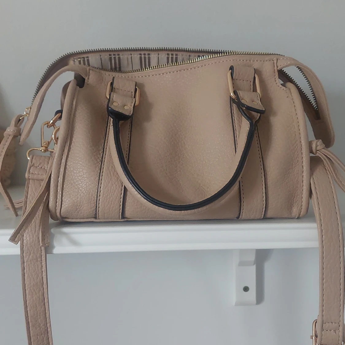 Beige axelväska med gulddetaljer - 1