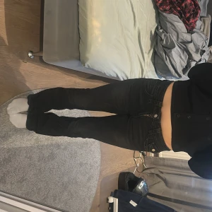 Svarta lågmidjade jeans  - Säljer dessa svarta lågmidjade jeans i från Gina Tricot. Säljer då de är lite för små för mig. Skriv gärna om ni har några frågor💞