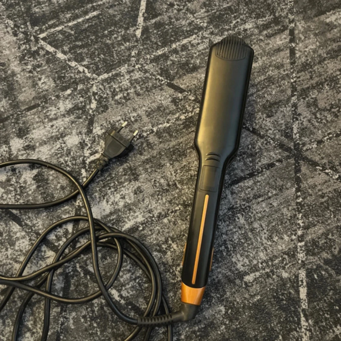 Svart och guldig plattång