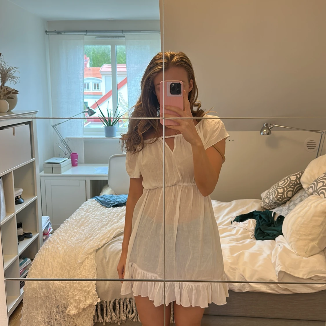 Vit kortklänning med volang och offshoulder