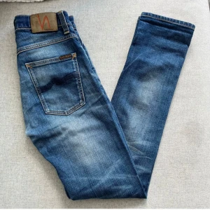 Blå nudie jeans - Säljer nu dessa riktigt schyssta jeansen frän Nudie. | Jeansen är i ett bra skick, liten slitning vid grenen men inget man tänker pả. | 28/32 men passar ocksà 29/32. |Nypris: 1600. | Modell: Grim Tim (slimfit). | Skriv vid funderingar.