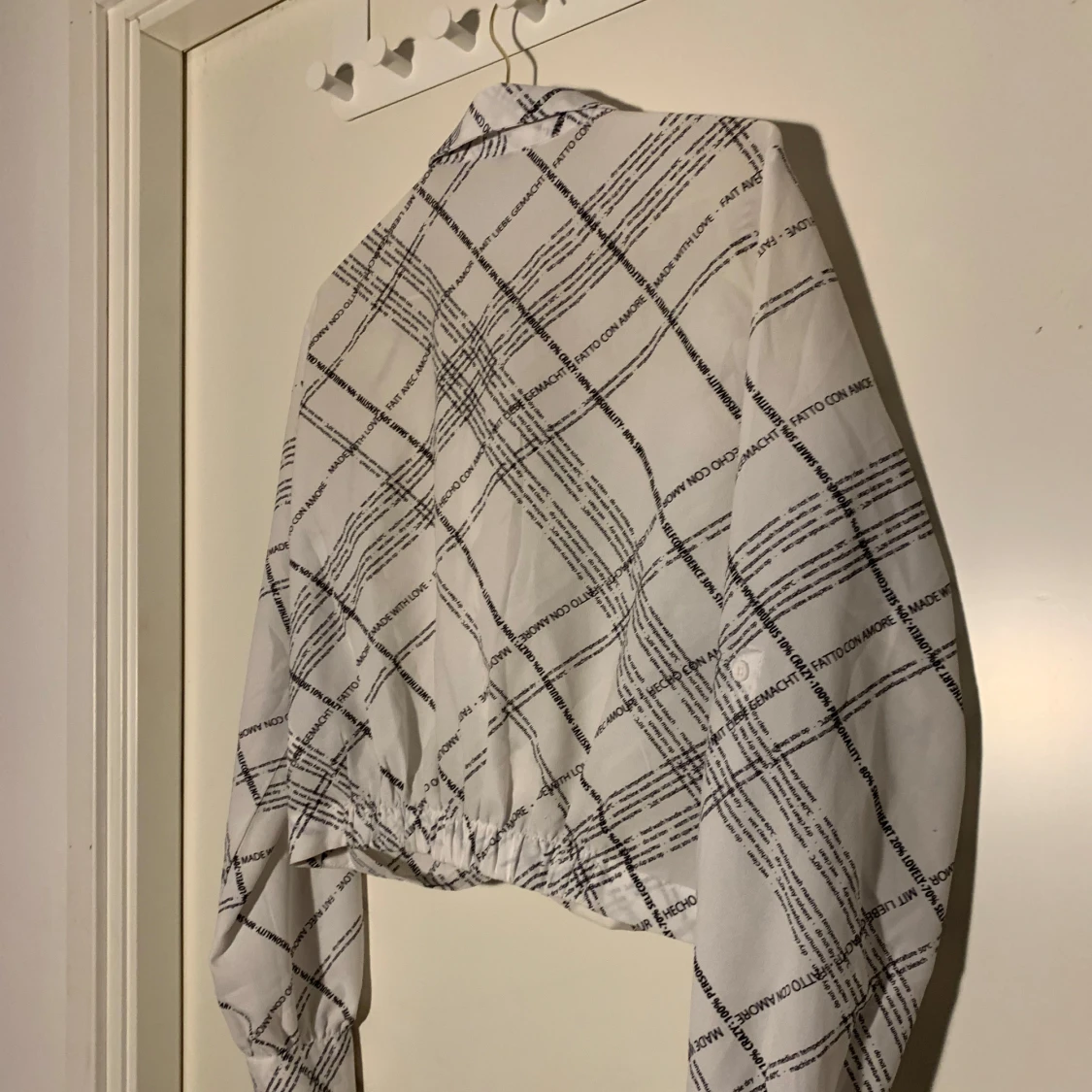 Vit croppad skjorta med svart textmönster - 1