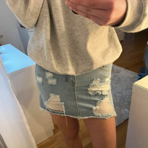 Lågmidjad jeanskjol - Ligmidjad jeanskjol med slitningar som jag säljer eftersom den är för liten för mig. Jag har aldrig använt den och den ser helt ny ut! 💕💕