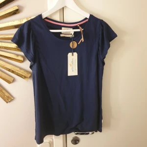 tshirt  - marinblå tshirt från Lindex 