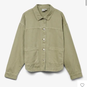 Grön jeans jacka - Jeans jacka från VeroModa i storlek S i nyskick 🩷