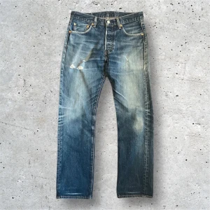 Levis 501 | 30/30 - Sjukt fet Levis med en vintage tvätt med slitningar - svårt att hitta Levis med denna fina tvätt - passar dig mellan 175-185 - W30 L30 - skriv vid frågor!