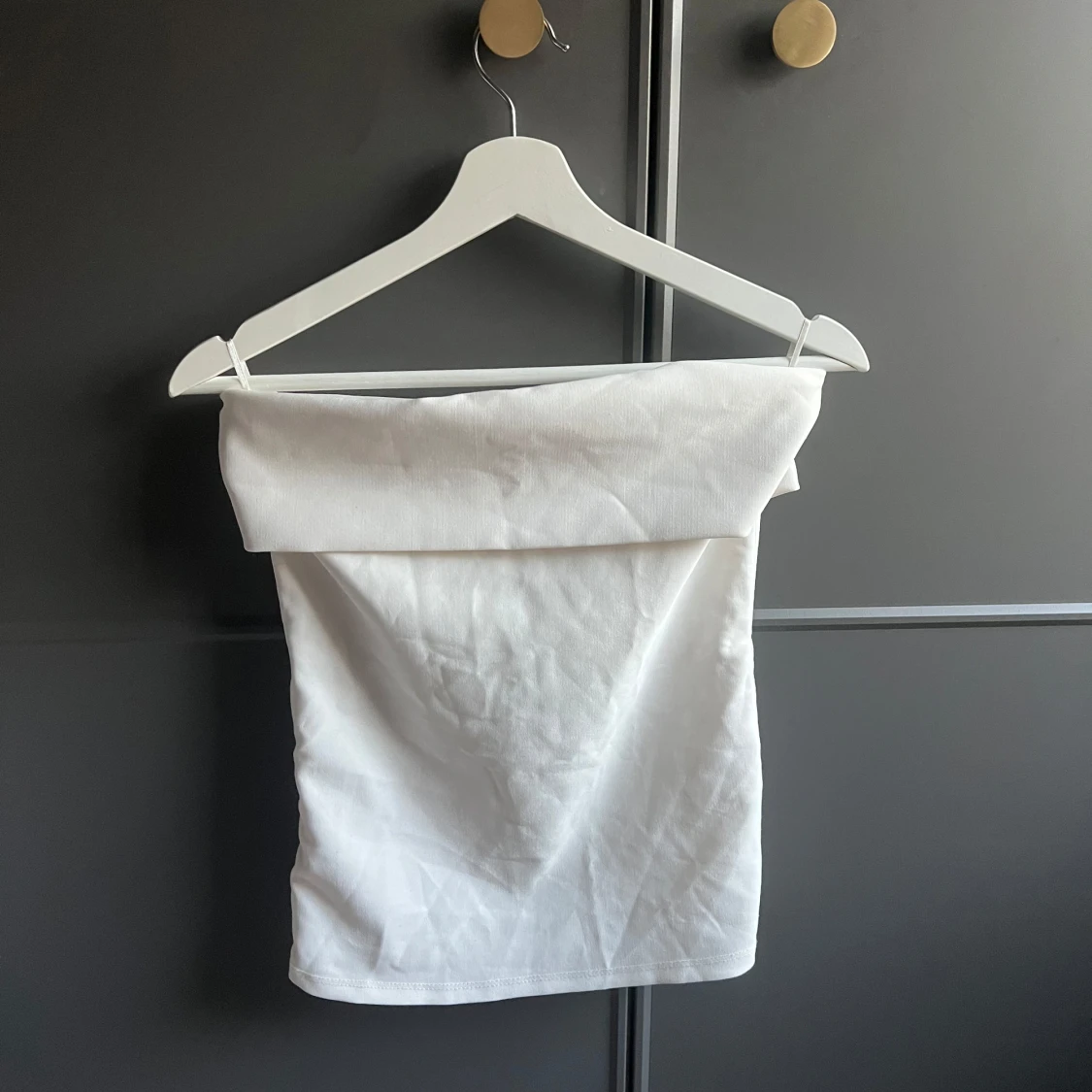 En fin vit topp med dragkedja ifrån Zara