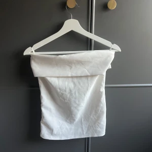 En fin vit topp med dragkedja ifrån Zara - En fin vit topp ifrån Zara som har dragkedjor på sidorna
