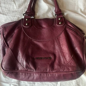 Vinröd handväska från Liebeskind - Säljer en vinröd handväska från Liebeskind ❤️mycket bra skick! 
