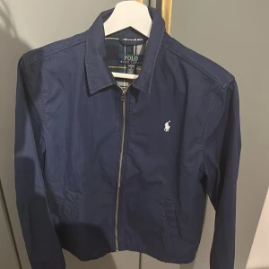 Polo jacka till billigt pris!! - Tja säljer en skit det polo jacka som jag vuxit ur för lågt pris passar perfekt nu till somarn om ni undrar över något skicka ett meddelande!!