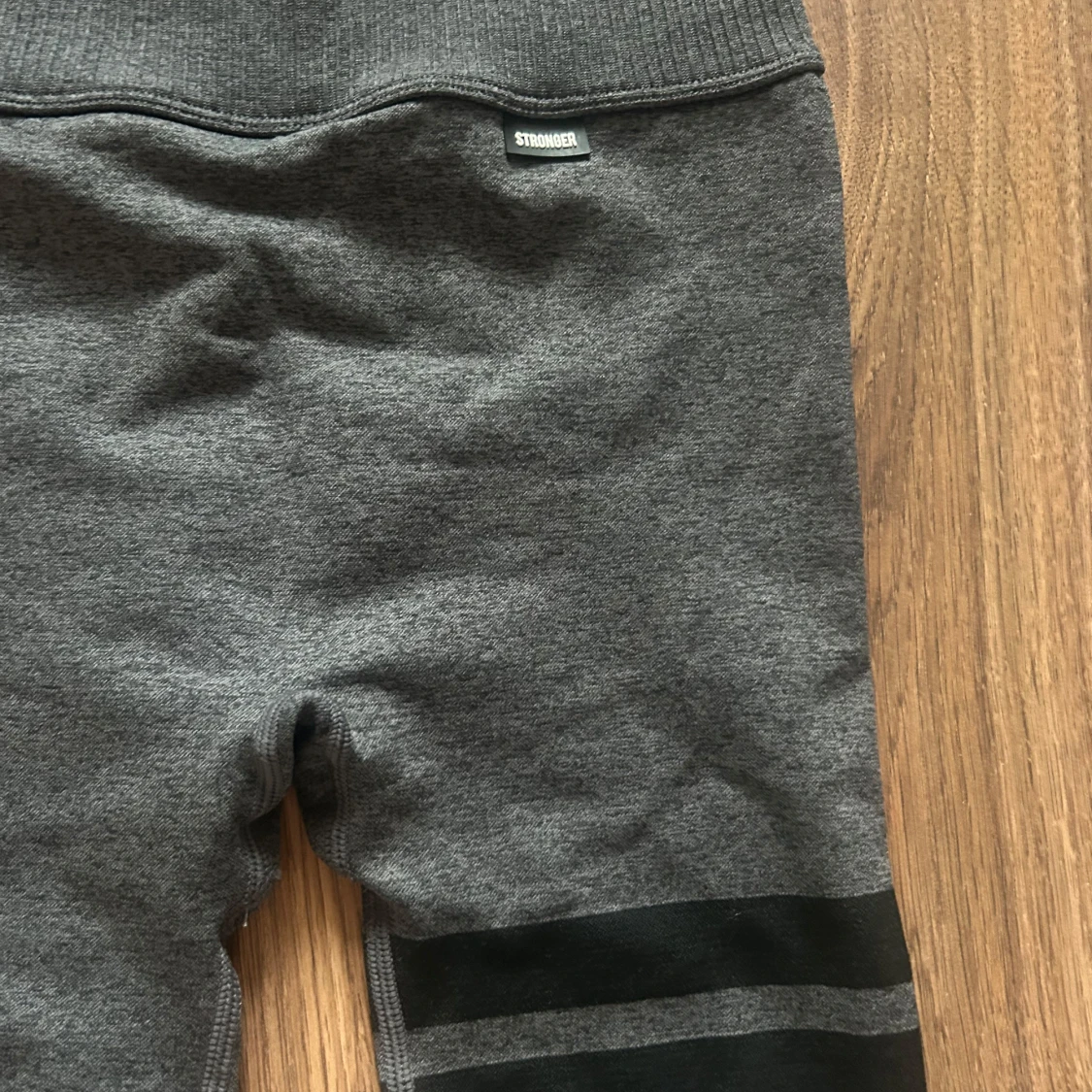 Grå leggings från Stronger med svarta ränder - 2