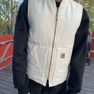  Carhartt Wip väst - Perfekt för sommarkvällar! Stilren och enkel. Använd mycke men är fortfarande i toppen skick