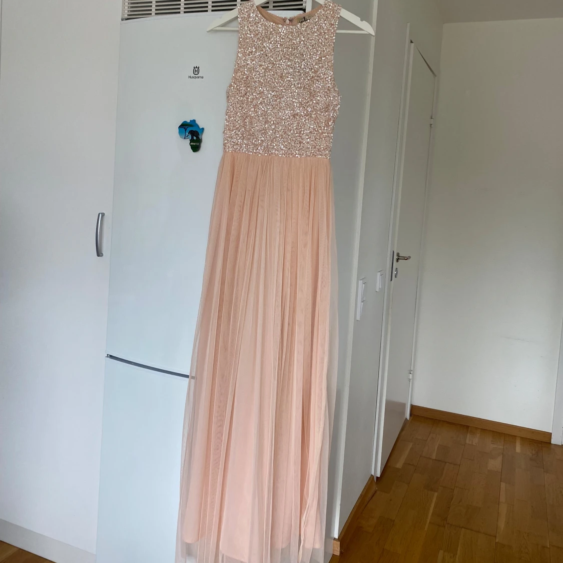 Ljusrosa långklänning med paljettliv - 1