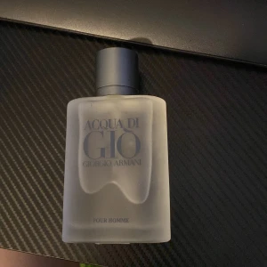Acqua di Giò Pour Homme parfym - Fräsch och klassisk herrparfym från Giorgio Armani, Acqua di Giò Pour Homme. Flaskan är matt och frostad med svart kork och stilren design. Perfekt för dig som gillar en tidlös och maskulin doft.