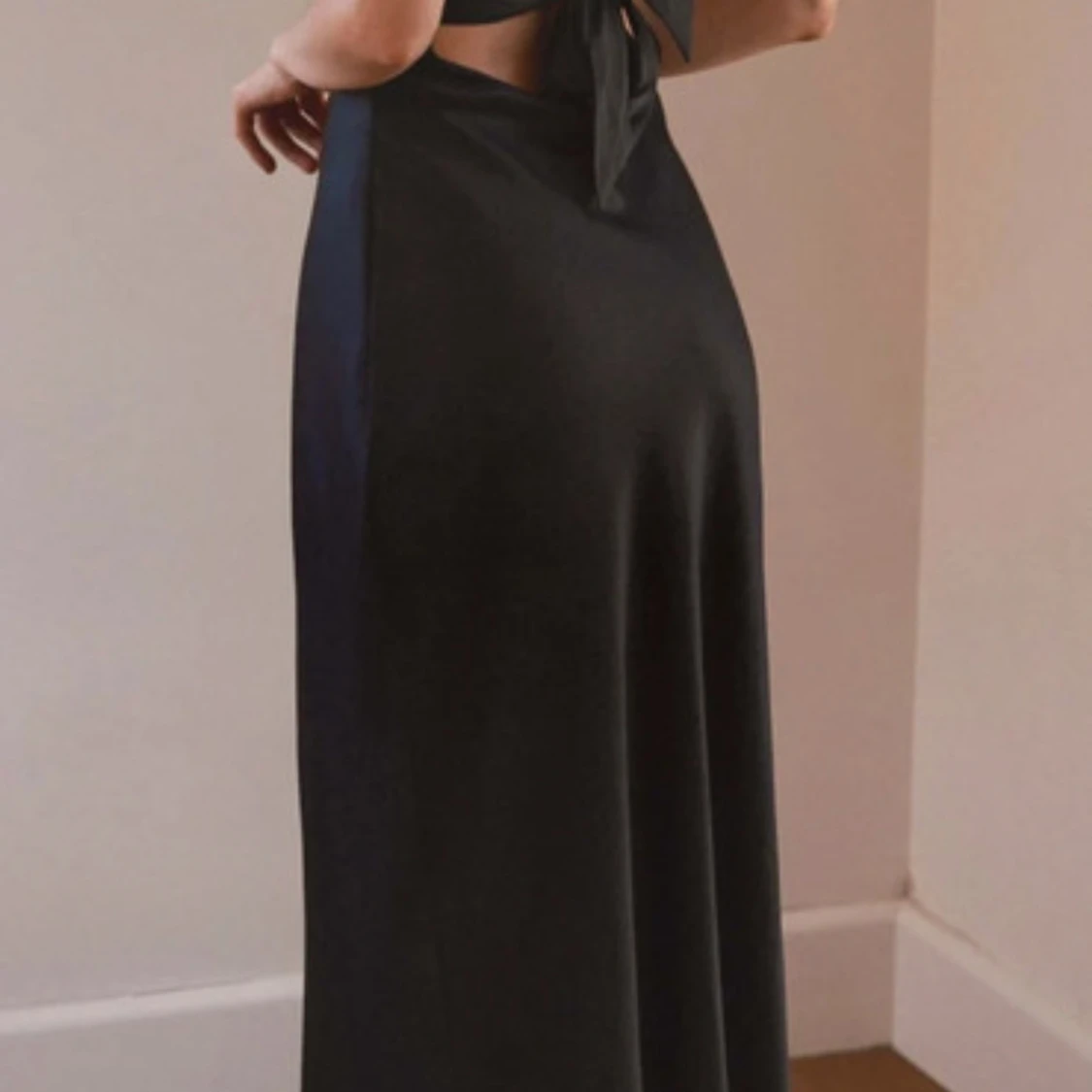 Svart långklänning i satin från Peppermayo - 4