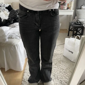 Svarta jenas - Säljer dessa svarta raka jeans från Zara. Byxorna är i storlek 36 och har medelhög midja. Använda ett par gånger men inga skador på. Säljer då de har blivit för små🌸