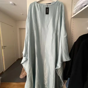 NAIYA Butterfly Dress - Dream Blue - Säljer ny min oanvända ”butterfly dress” då den ej kommer till användning. Det är en one size, men för mig som är 166, och brukar ha M-L så passar den fint! Den är i färgen Dream Blue. Och den finns snörning inne i klänningen om man vill visa midjan mer!🥰Pris kan diskuteras!!!