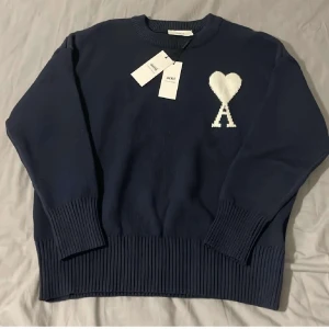 Ami Paris tröja - 1•1 Säljer en fet Ami paris sweater som är mörkblå med vit logga. De är storlek S och om ni har fler frågor kan ni jätte gärna fråga . Perfekt för dig som gillar stilrena och trendiga plagg.