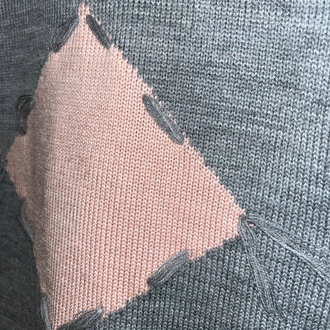 Grå stickad tröja - 1