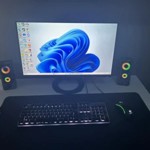 Gaming dator + setup med skärm, tangentbord mm - Komplett Gamingpaket – Kraftfull Dator med Skärm & Tillbehör   Datorns Specifikationer:  • Processor: Intel Core i5-10400F – 6 kärnor, 12 trådar  • Grafikkort: ASUS Phoenix GeForce GTX 1650 4GB GDDR6  • Moderkort: ASUS ROG Strix B550-F Gaming – robust och framtidssäkert  • RAM: 32 GB (4x8 GB)  + 240 GB Kingston SSD   • Nätaggregat: Hydro Pro 700SG 700W – stabil och tyst drift Skärm: ASUS TUF Gaming VG249Q1R + hörlurar, tangentbord, mus och musmatta. 