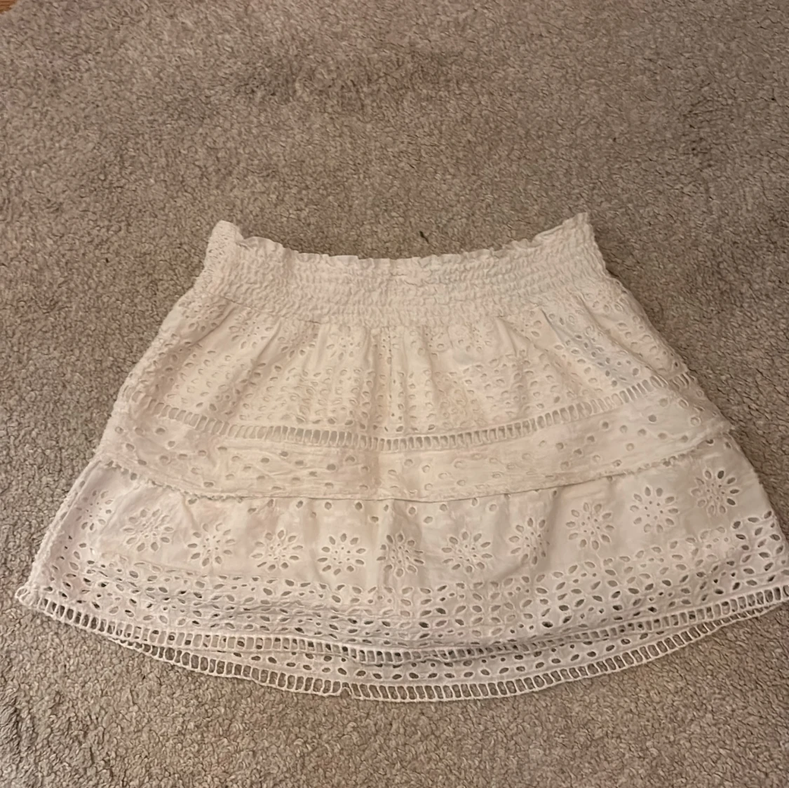 Vit broderad kortkjol med volang