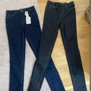 High Waist skinny jeans - Säljer två stycken mörkblå skinny jeans från Cubus, modell High Waist Hannah. Jeansen har hög midja och är perfekta för dig som gillar en tight och stilren look. Säljer för 150kr/st eller båda för 250kr🤗