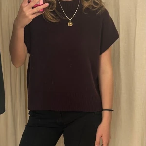 Mulberry Soft Goat kortärmad stickad tröja - Säljer en mörk röd stickad topp från Soft Goat med korta ärmar. Har använt 3-4 gånger. Original Pris 3495 kr. 