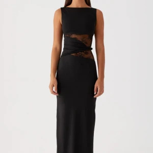 Svart långklänning  - Svart långklänning med spetsdetaljer från peppermayo, storlek 32 endast använd en gång. Ny pris 77,95€ 