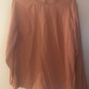 Rosafärgad långärmad blus från H&M - Säljer en rosa långärmad blus från H&M i storlek 46. ( liten i stl) Blusen har rund halsringning och dragkedja i ryggen. Perfekt för dig som gillar enkla och stilrena plagg i mjukt material.( lite skrynklig på bilderna) 