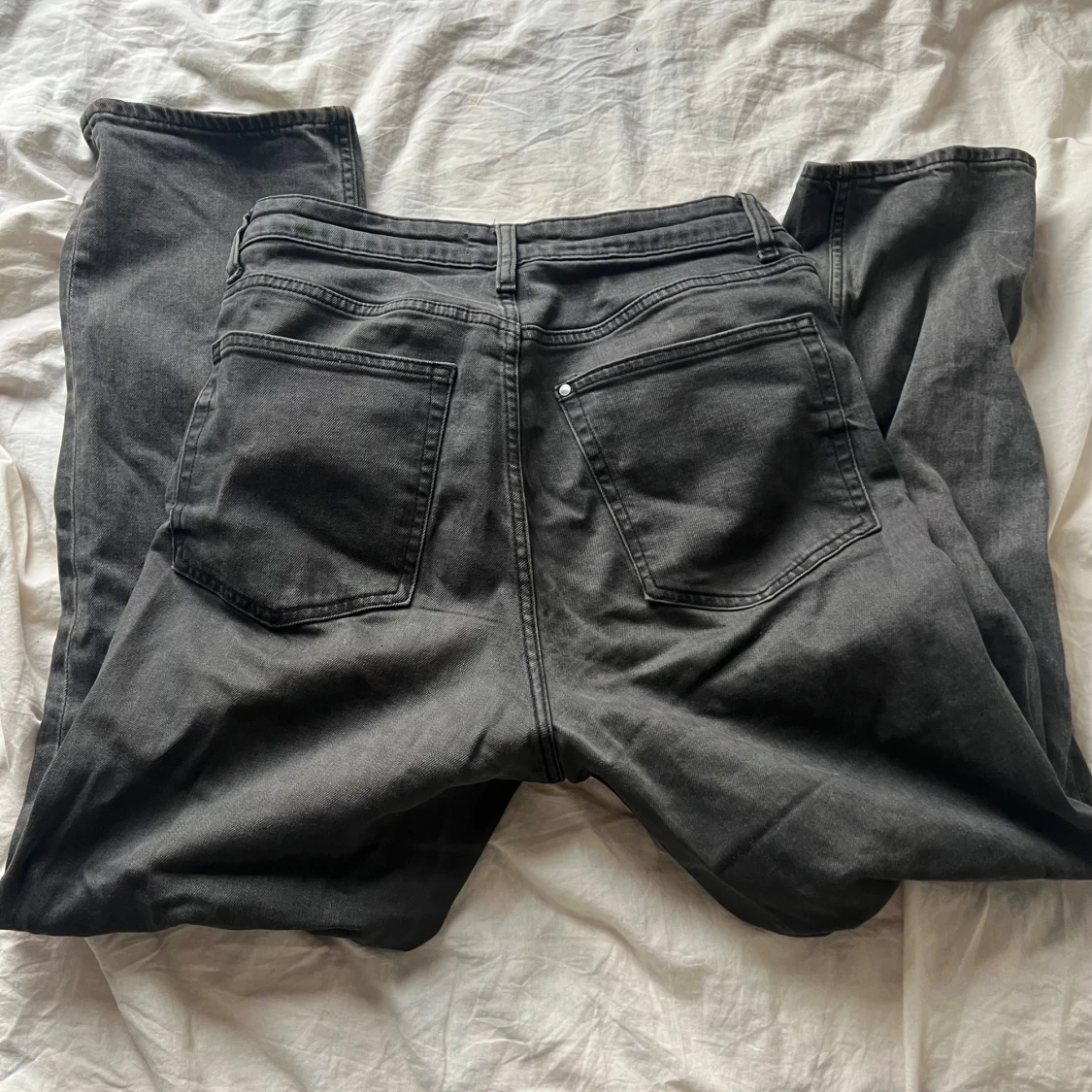 Mörkgrå jeansbyxor - 1