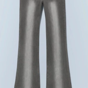 Weekday jeans - Säljer dessa supersnygga jeans från weekday eftersom jag beställde fel storlek💞 Jätte fint skick och knappt använda, perfekt till skolan eller om man ska hitta på något💞 strl 26/32! Passar mig som är 167.