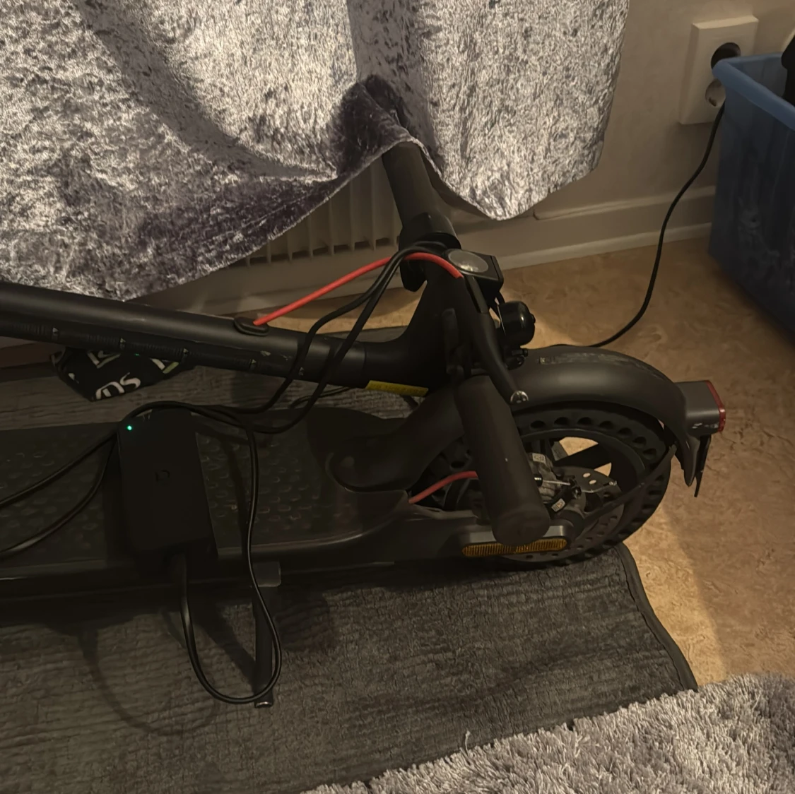 Svart elscooter med röda detaljer - 1