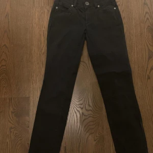 Svarta raka byxor från Benetton - Svarta byxor från Benetton med klassisk femficksdesign och raka ben. Byxorna har normal passform och stängs med knapp och dragkedja. Perfekta till många olika outfits och enkla att matcha. Pris kan diskuteras, om ni undrar något tveka inte på att fråga. 