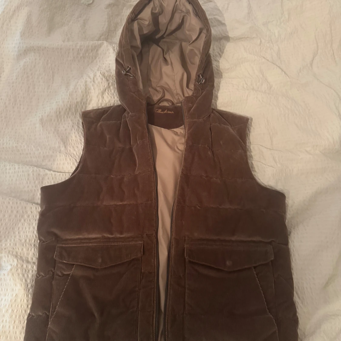 Brun manchesterväst med huva från stenström 