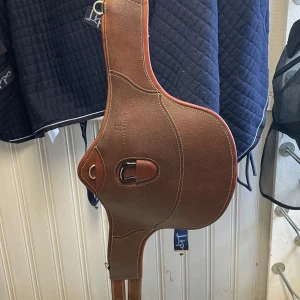 Magplatta från Renaissance  - Brun magplatta från Renaissance i nyskick. Storlek 120. Endast använd på tävling och putsad med renaissance läderputs kit efter varje användning. Nypris 5449kr