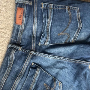Blå jeansbyxor från LTB - Säljer ett par snygga raka jeans från LTB. Insydda i midjan så passar 36
