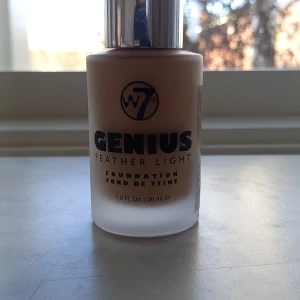 W7 Genius Feather Light Foundation - Flytande foundation från W7 i nyansen Genius Feather Light. Kommer i en frostad glasflaska med pipett och silverfärgat lock. Vegansk och lätt formula som ger en naturlig finish. Innehåller 30 ml.