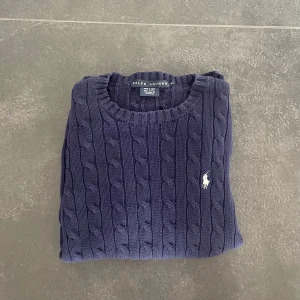 Marinblå Ralph Lauren knitwear - Stilren Marinblå Ralph lauren knitwear.  Mycket bra skick, färgen kan vara lite urtvättad som man ser på vissa av bilderna. Färgen är mest lik på de första bilderna pga ljus.🌟🌟  Längd: 59cm Armhåla bredd: 41 cm  Skriv om de är något🌟🌟