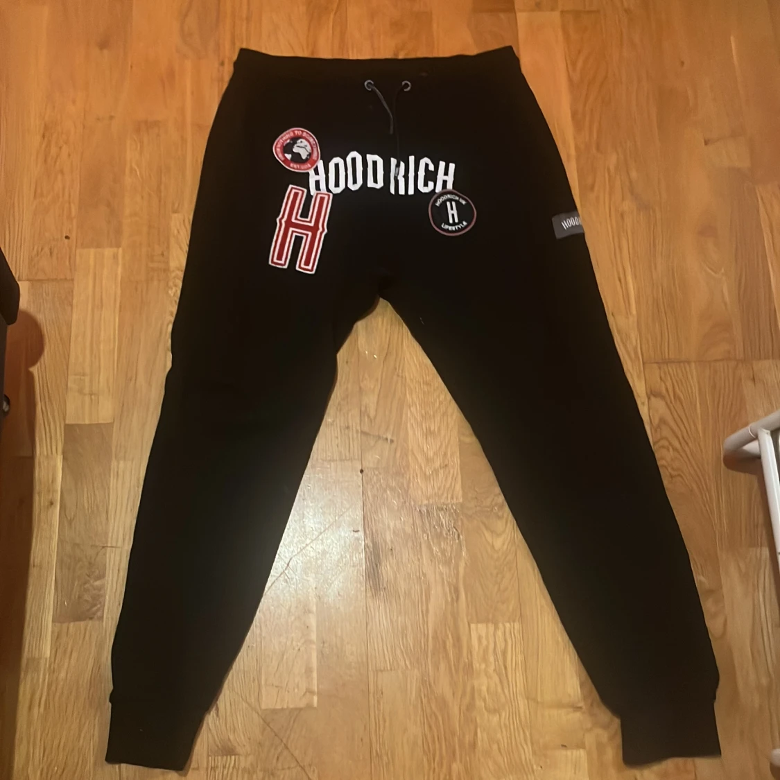 Svart hoodie från Hoodrich - 2