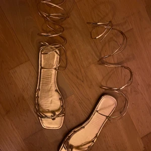 Guldiga sandaler  - Jag har bara använt dem en gång inomhus så de är inte smutsiga eller i dåligt skick alls!