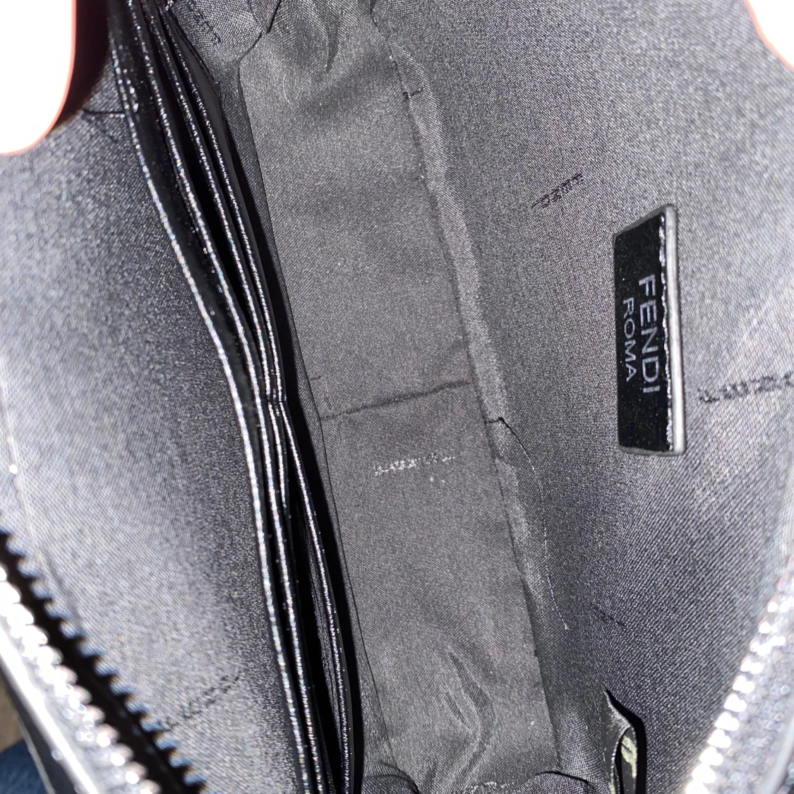 Svart axelväska från Fendi med gul detalj - 3