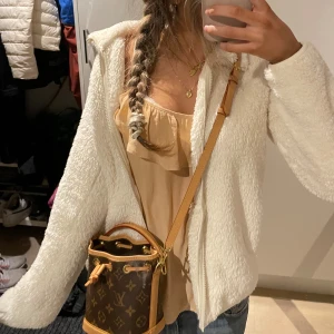 Teddyjacka - Jätte fin teddy jacka i nytt skick. I storlek S och från uniqlo. Pris kan diskuteras💓💓