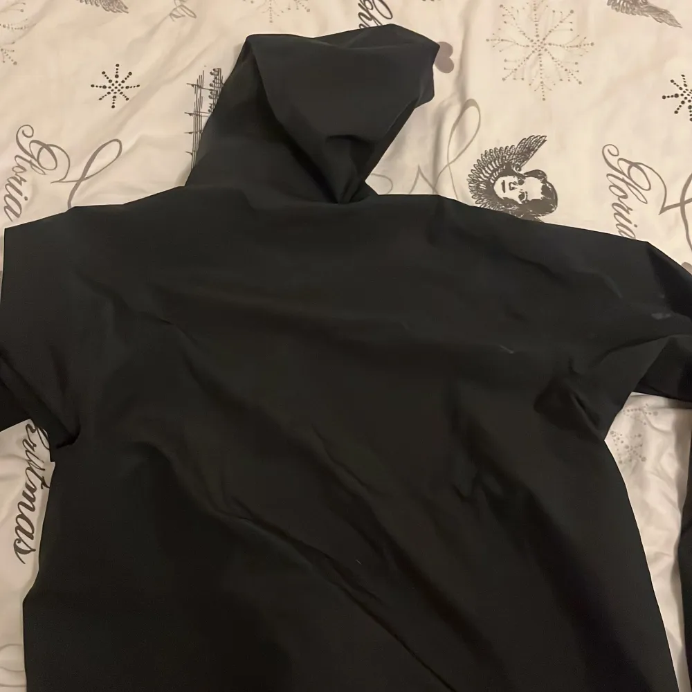 Svart skaljacka från Haglöfs med huva och dragkedja. Jackan är tillverkad i GORE-TEX-material och har två fickor med dragkedja. Perfekt för utomhusaktiviteter och skyddar mot regn och vind.. Takit.