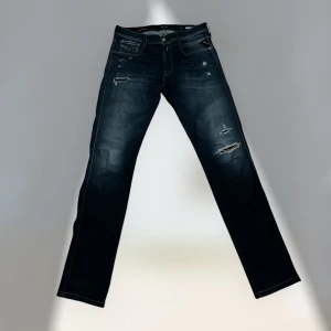 Mörkblå jeans från Replay - Jeans har inga defekter med feta slitningar storleken är 32/36 vilket passar dig runt 185. Skriv vid eventuell frågor. 