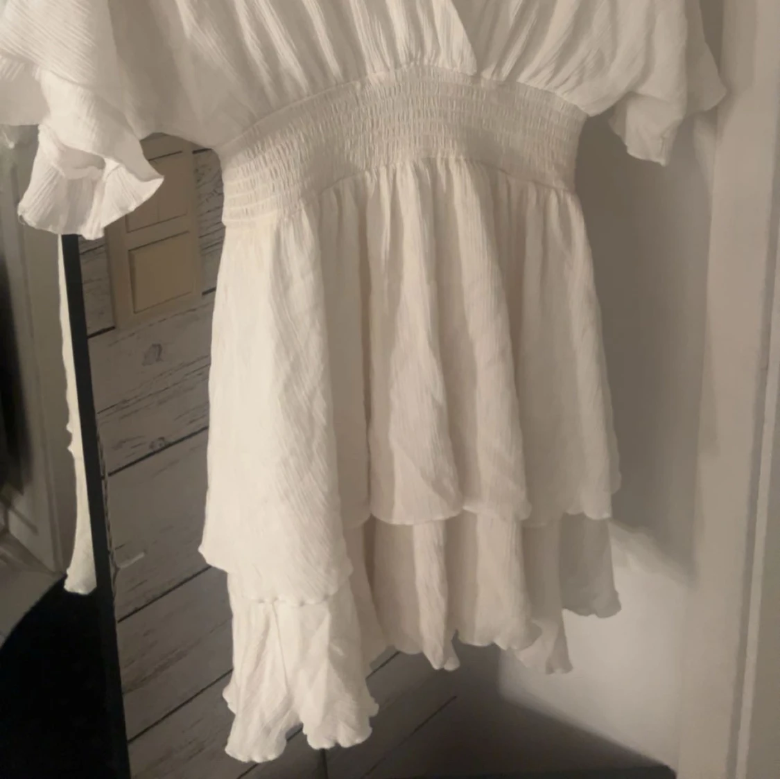 Vit omlottklänning med volang - 1