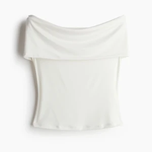 Vit offshoulder topp - Snygg off shoulder topp som tyvärr är för stor för mig, aldrig använt prislappen är kvar! Pris kan diskuteras 