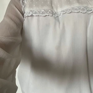 Fin spetsblus  - En fin blus med spetsdetaljer. Perfekt för en middag med gäster om man vill se lite fin ut. Väldigt skön och luftig! 