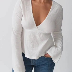 Vit tie top från Gina  - Fin vit tie top från Gina i bra skick, skriv privat för fler bilder💕har även i ljus rosa samma storlek!💞